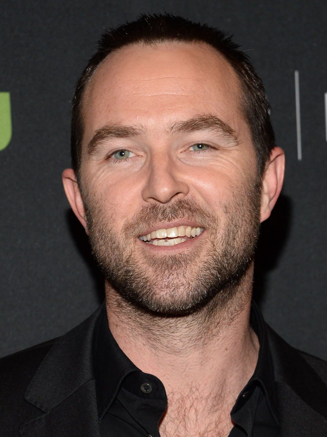 How tall is Sullivan Stapleton?